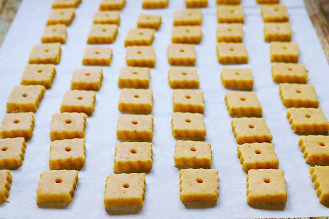 Homemade Cheez-its Crackers from Soupaddict.com