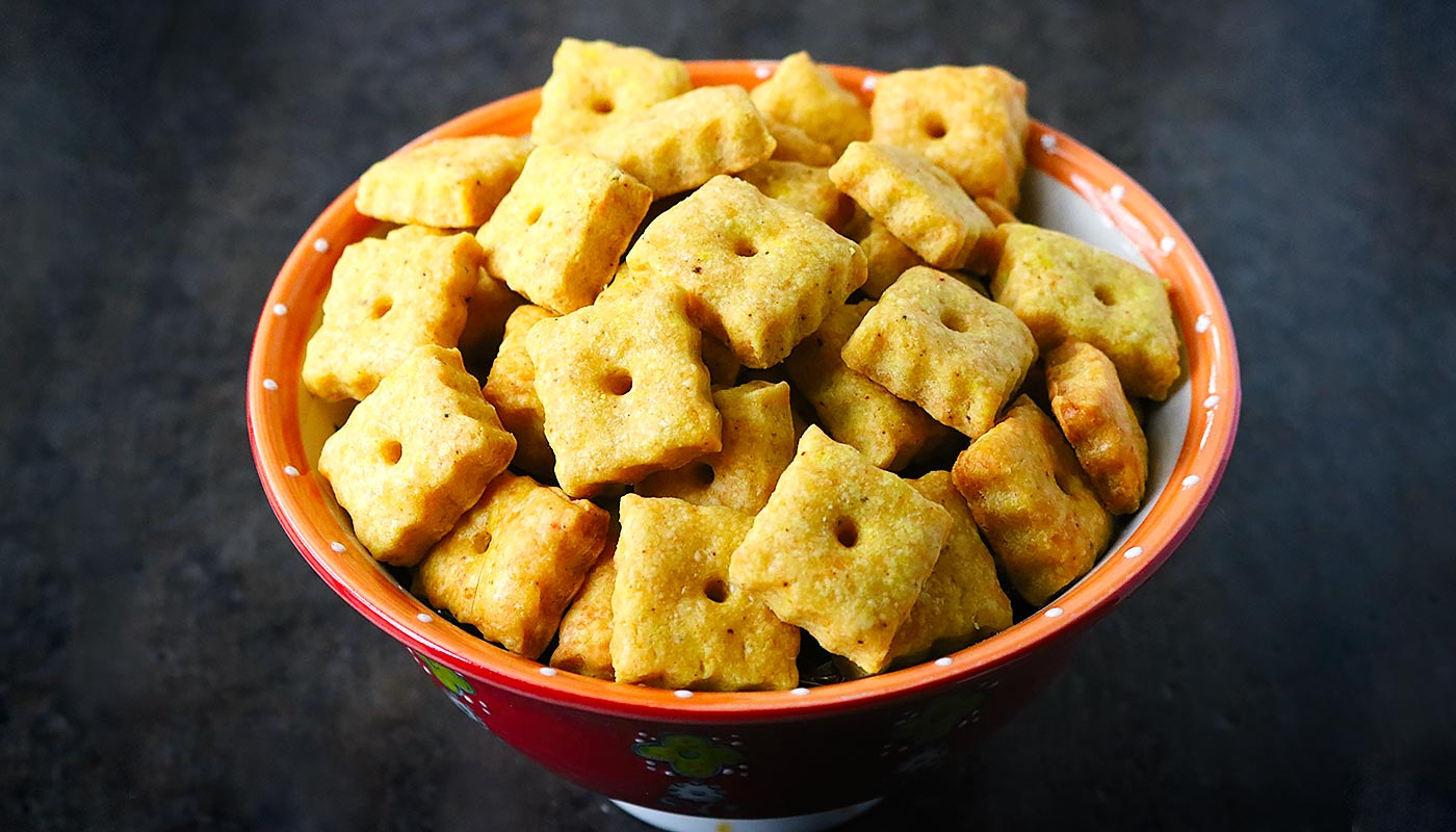 Homemade Cheez-its Crackers from Soupaddict.com
